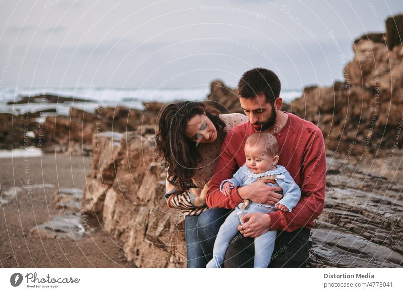 Porträt einer traditionellen Familie am Strand, wo Vater und Mutter ihr Baby mit Copyspace umarmen Nizza Umarmung Positivität Wellness Taufe Heirat Fröhlichkeit