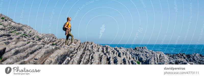 Frau mit Rucksack geht durch Flyschfelsenlandschaft Textfreiraum junger Erwachsener laufen Trekking wandern Transparente Panorama panoramisch Netz Kopfball
