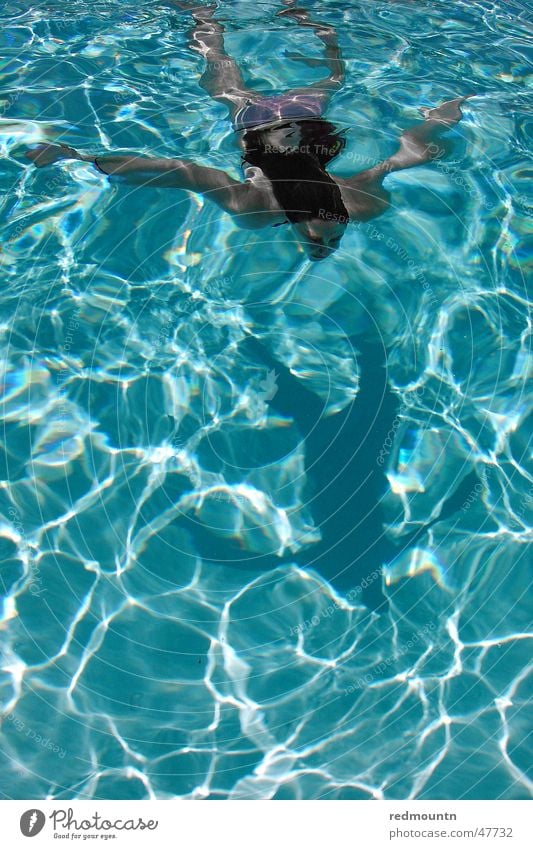 Swimmin Pool Schwimmbad türkis tauchen Frau Badeanzug Licht Lichtspiel Sommer Erfrischung Unterwasseraufnahme Badehose Bikini Wasser blau Haare & Frisuren
