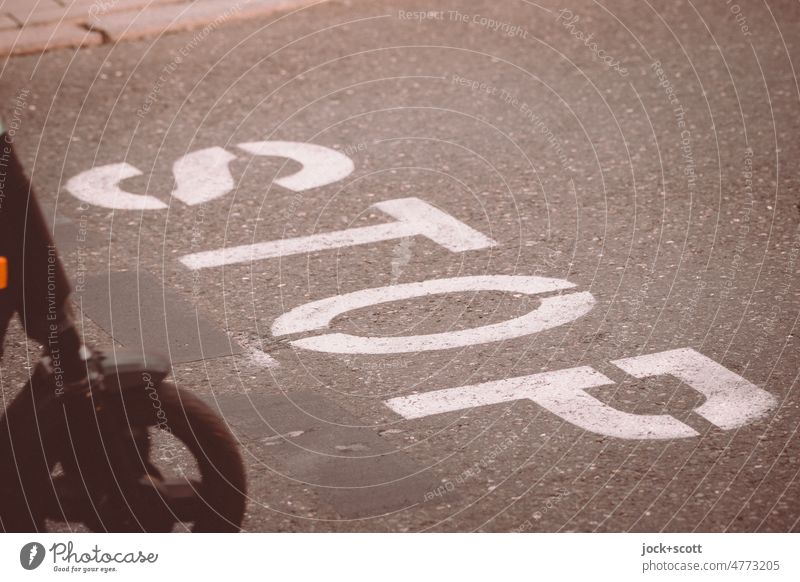 STOP führ den Straßenverkehr Stop Verkehrswege Mobilität fahren Verkehrsmittel Typographie Schablonenschrift stencil Wort Verkehrsregel E-Roller Elektroroller