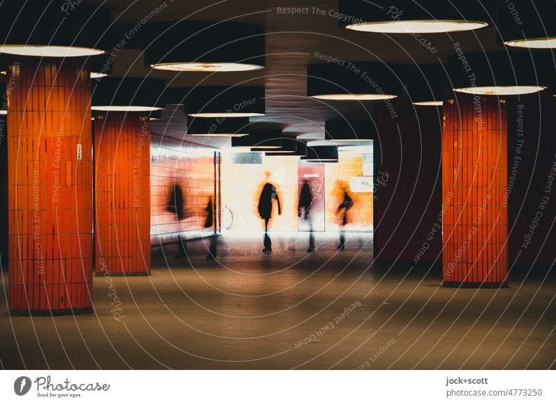 Menschen bewegen sich im Untergrund vom Tageslicht hinein Orange Unterführung Wege & Pfade Durchgang Silhouette Bewegungsunschärfe gehen Tunnel Gegenlicht