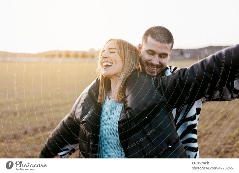 Junges Paar tanzt im Freien durch eine Wiese auf dem Lande und küsst sich. Freund und Freundin in der Liebe Wochenende Menschen Mann Frau Erwachsener Natur