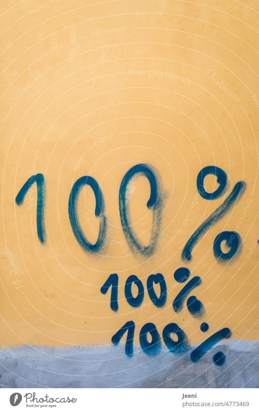 Das sind hundertprozentig 100 % 100% Prozentzeichen Ziffern & Zahlen Graffiti Wand blau gelb zählen Zeichen Mauer Fassade Schmiererei Ziffern und Zahlen