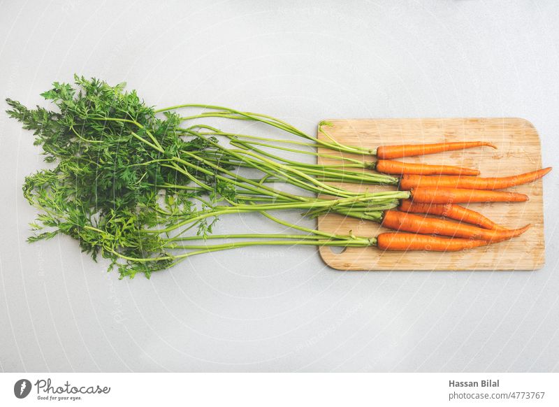 Porträt von Karotten mit grünem Blatt auf der Oberfläche Gemüse frisch Möhre Blätter orange Lebensmittel Küche Küchenkräuter