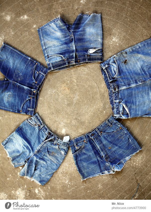Hotpants Jeanshose Mode wild frech Coolness heiß verrückt Lifestyle Shorts trendy fußboden Bekleidung Hose Waschtag Schmutzwäsche dreckig Kreis blau