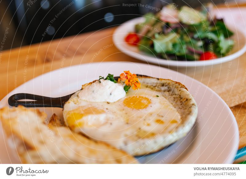 Amerikanisch morgen im Café. Spiegeleier in einer Bratpfanne Ei Omelett Gemüse Gesundheit Mittagessen Mahlzeit Pfanne verschlüsselt gelb Frühstück Nahaufnahme