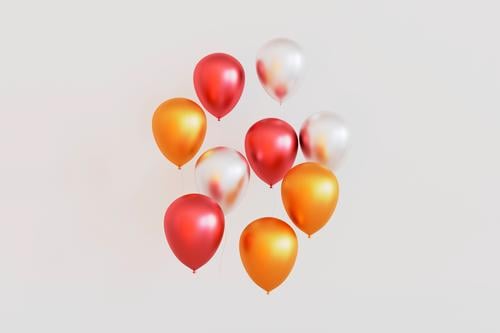 Set von bunten Luftballons mit leeren Raum für Text. 3d render Geburtstag Helium Party Spaß Glück vereinzelt weiß Feier Dekoration & Verzierung Feiertag