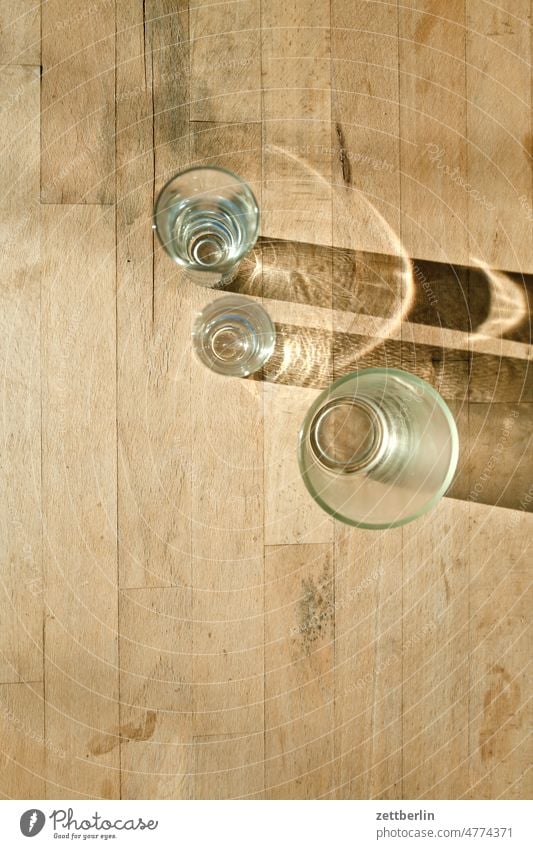 Schatten von Gläsern auf dem Tisch tisch vogelperspektive glas trinkglas getränk trinken durst holz holztisch maserung holzmaserung licht schatten lichtbrechung