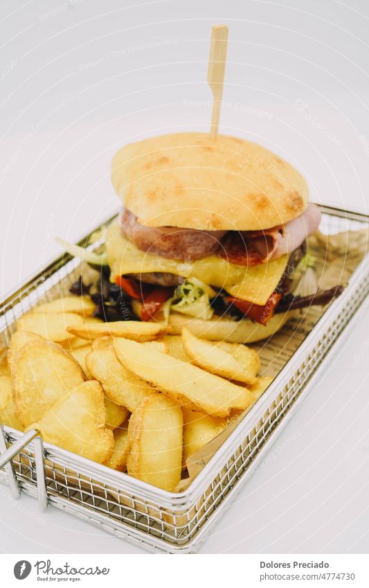300 Pfund Gourmet-Burger mit Cheddar-Käse Amerikaner Hintergrund Speck Barbecue grillen Rindfleisch Brot Brötchen Cheeseburger klassisch Nahaufnahme dunkel