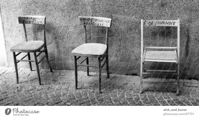 Siesta in Bevagna Umbrien Toskana Italien Stuhl Wand Besitz Stillleben ein platz an der sonne Straße Schwarzweißfoto