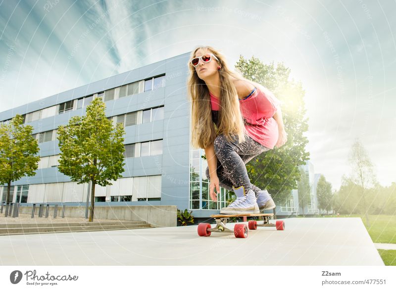 Bretter, die die Welt bedeuten! Stil Sport Skateboarding feminin Junge Frau Jugendliche 18-30 Jahre Erwachsene Landschaft Himmel Sommer Baum Sträucher Stadt