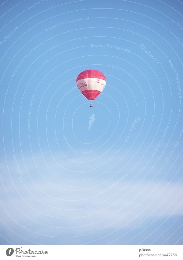 Alleinigschwebend Ballone Wolken Schleier himmelblau rot Luft weiß Schweben Hoheit Himmel fliegen Gas Einsamkeit
