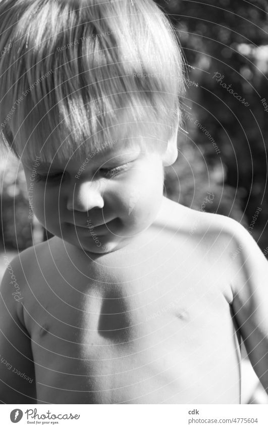 Kindheit | Licht und Schatten. Mensch Junge Kleinkind schwarzweiß Foto Nahaufnahme Porträt Gesicht Haut blond freier Oberkörper stehen spielen lächeln zufrieden