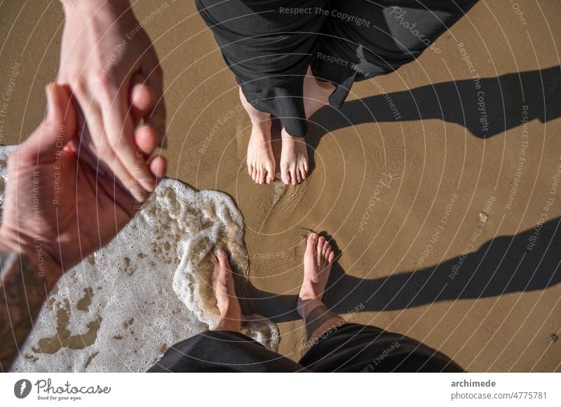 Paar zusammen am Strand Hand in Hand Abenteuer anonym barfüßig Freund genießen erkunden Fuß Freundin Halt Händchenhalten Feiertag vorliegend Freizeit Lifestyle