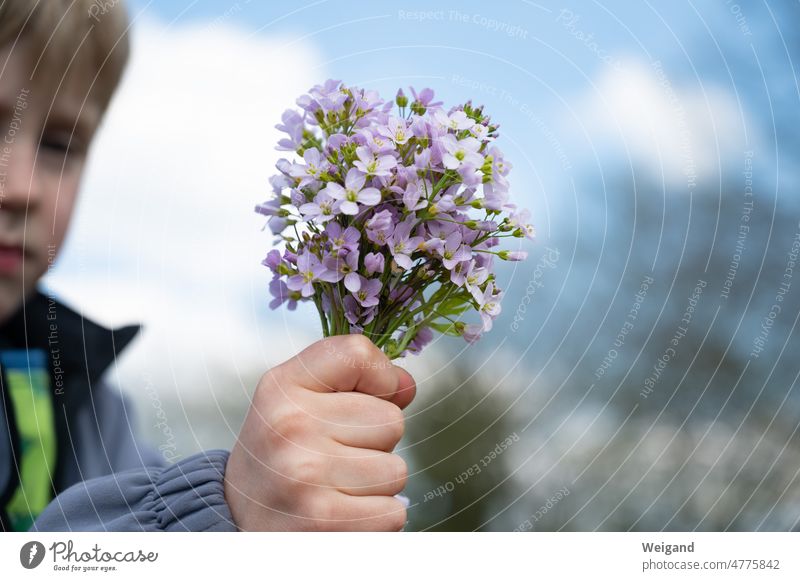 Kind mit Blumenstrauß zum Muttertag Danke Freude Blüten Geschenk Trost Optimismus Glück