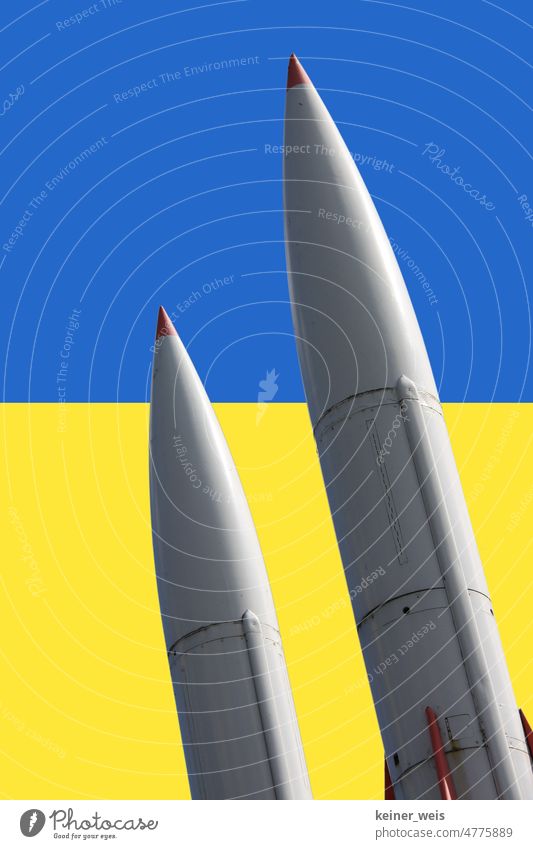 Zwei Raketen vor den Farben der Ukraine Waffen Krieg Waffenlieferung Ukrainekrieg blau gelb Atomwaffen Bomben Weltkrieg Rüstung Atomkrieg Panzer Kampf umkämpft