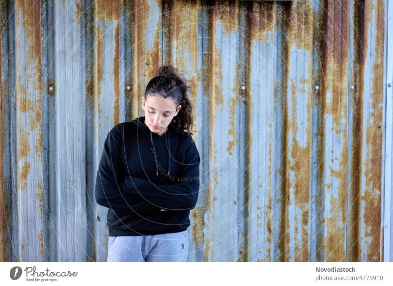 Porträt eines 13-jährigen Mädchens, das nachdenklich dreinschaut Teenager Teenagermädchen vereinzelt allein Traurigkeit traurig verärgert Freizeitkleidung jung
