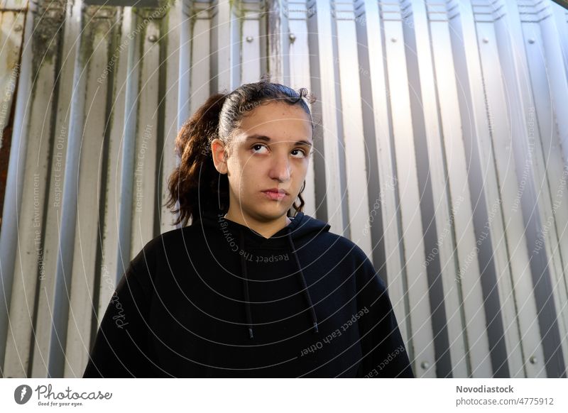 Porträt eines 13-jährigen Mädchens mit wütendem und unfreundlichem Blick, isoliert Teenager Teenagermädchen 13-18 Jahre Frau Kaukasier verärgert Ausdruck