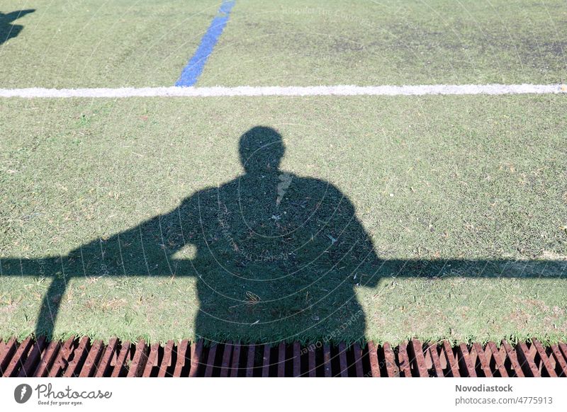 Schatten eines Erwachsenen, der sich auf grünem Gras spiegelt Reflexion & Spiegelung Erwachsener Person im Freien außerhalb Bild Tageslicht Lifestyle abstrakt