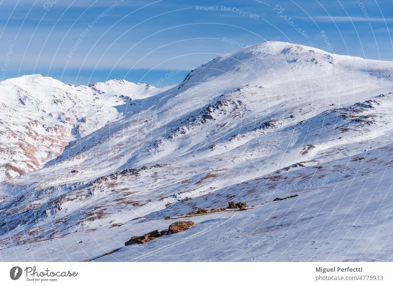 Winterlandschaft von Mulhacen, Poqueira-Schlucht und Poqueira-Schutzhütte, der einzigen betreuten Schutzhütte in der Sierra Nevada. Südhang. Schnee