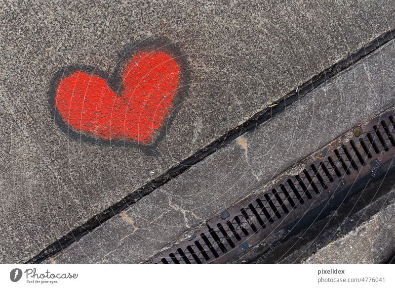Graffitiherz auf einer Berliner Straße Herz rot Gehweg Bürgersteig Streetart Patina Street art Liebe Farbe Fleck Farbfleck verliebt Liebeserklärung Valentinstag
