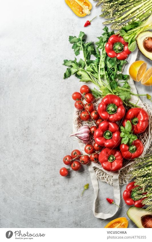 Verschiedene Gemüse auf grauem Hintergrund mit wiederverwendbarer Einkaufstasche. Plastikfreie Lebensmittel. verschiedene kunststofffrei Paprika Küchenkräuter