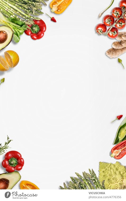 Verschiedene Gemüsesorten im Rahmen mit Paprika, Spargel, Tomaten, Ingwer, Zitrone, Avocado und Chili. Gesundes Essen verschiedene Peperoni Gesundheit
