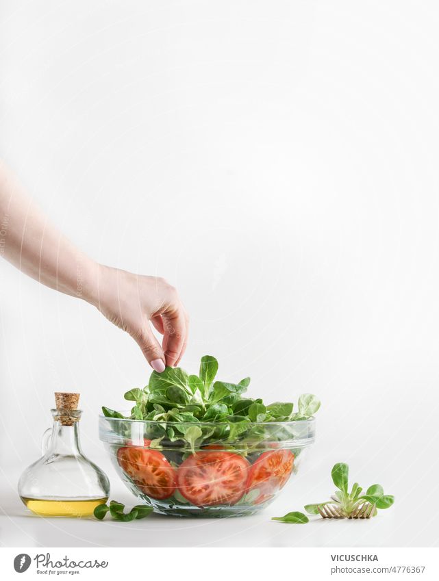Frau Hand Vorbereitung gesundes Essen. Herstellung gesunder Salat Schüssel vorbereitend gesunde Ernährung Salatbeilage Schalen & Schüsseln Gesundheit grün