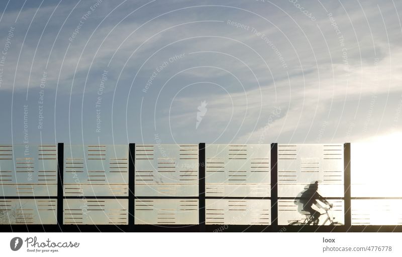4eyes | bridge of illusion, 2 fahrrad brücke gegenlicht bewegung himmel glas schutzwand glaswand deko sicherheit unscharf geschwindigkeit silhouette