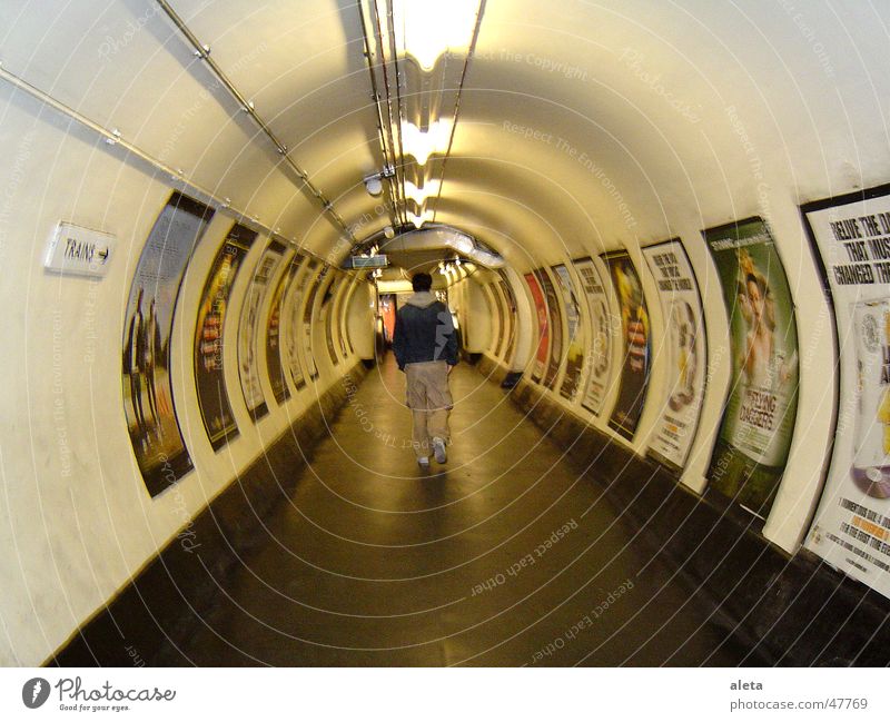 LONDON TUBE Tourismus Sightseeing Städtereise maskulin Mann Erwachsene Körper Rücken 1 Mensch 18-30 Jahre Jugendliche Hauptstadt Stadtzentrum Tunnel