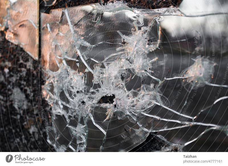 Zerbrochenes Spiegelglas, Nahaufnahme, geringe Tiefenschärfe gebrochen abschließen Glas Schaden Omen schlecht zerdrückt zerkratzen Boden dunkel böse schwarz