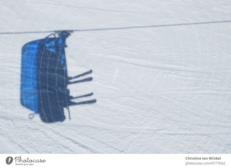 Der Schatten fährt mit... Sessellift Sessel und 2 Paar Skier als Schatten auf dem Schnee Wintersport Skifahren Winterurlaub Skipiste Ferien & Urlaub & Reisen