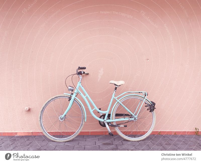 Weltfahrradtag / Ein zartblaues Fahrrad parkt vor einer rosafarbenen Wand Fahrradfahren Freizeit & Hobby Mobilität Rad Leeze Fietse umweltfreundlich unterwegs