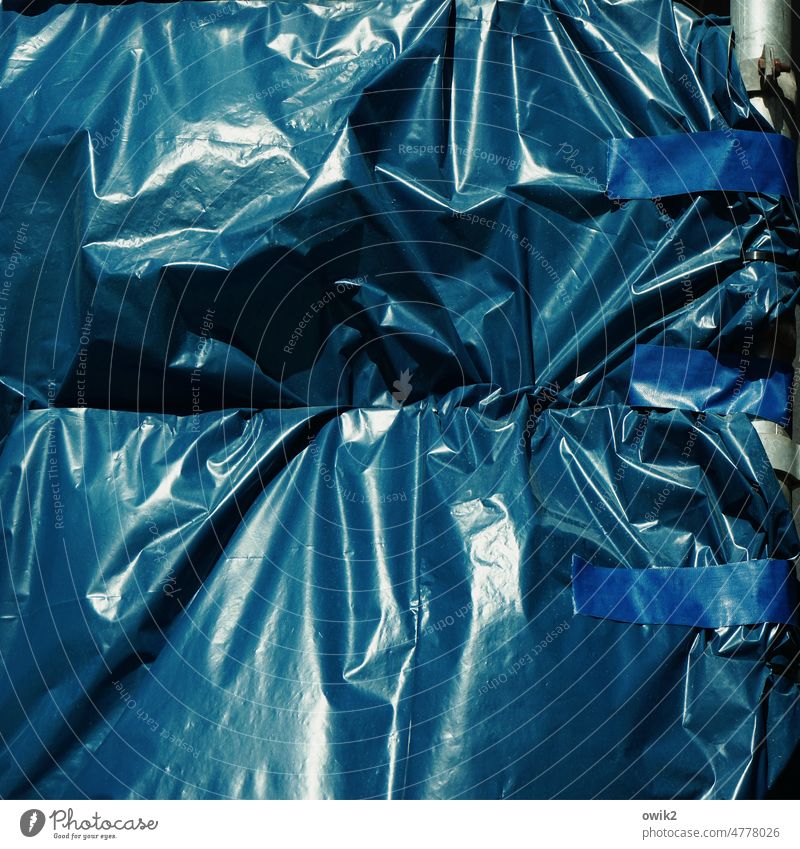 Faltplan Folie Detailansicht Plastikhülle Kunststoff Farbfoto Verpackungsmaterial Kunststoffverpackung Nahaufnahme Detailaufnahme Falten geheimnisvoll