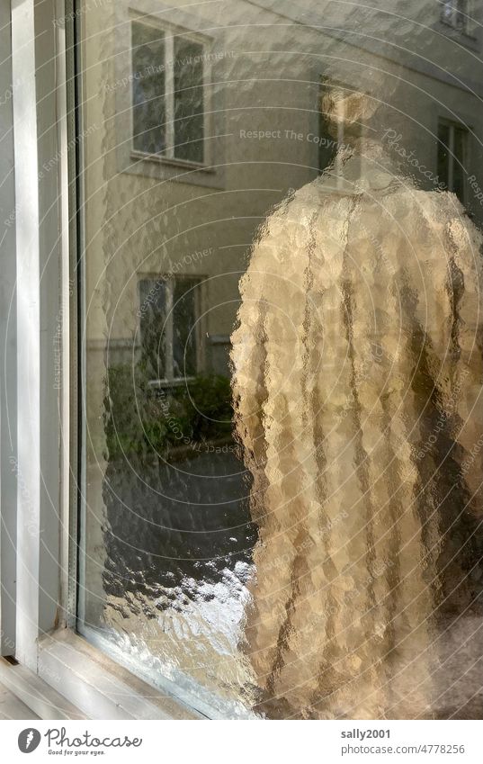 mit dem Rücken zum Fenster... Mann Figur Mantel Mensch Trenchcoat Besuch Besucher Scheibe von hinten unheimlich durchsichtig Ornamentglas Milchglas Strukturglas