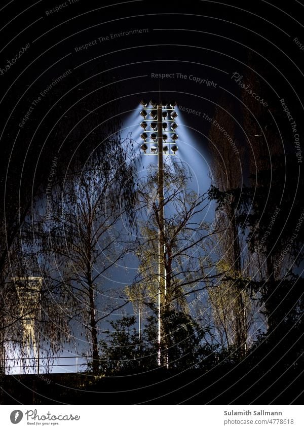 Flutlichter eines Sportplatzes bei Nacht Berlin freizeit friedrich-ludwig-jahn-sportpark lampe Lichter nacht Nachtaufnahme nachts Pankow Prenzlauer Berg