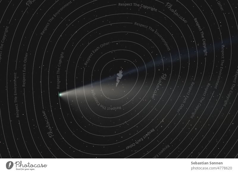 Komet C 2020 f3 Neowise mit Ionisationsschweif und Sternen im Hintergrund Raum Weltall Nacht Astronomie Himmel himmlisch Astrofotografie kosmisch interstellar