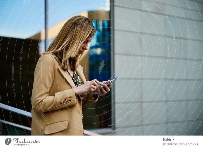 Kaukasische Frau, die auf der Straße ein Smartphone benutzt Funktelefon Porträt Großstadt Lifestyle Spaziergang Geschäftsfrau im Freien Nachricht Tourist reisen