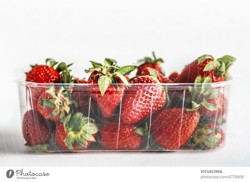 Frische rote Erdbeeren in Plastikbehälter auf weißem Hintergrund erdbeeren Kunststoff Container weißer Hintergrund frisch Gesundheit lecker saisonbedingt Sommer