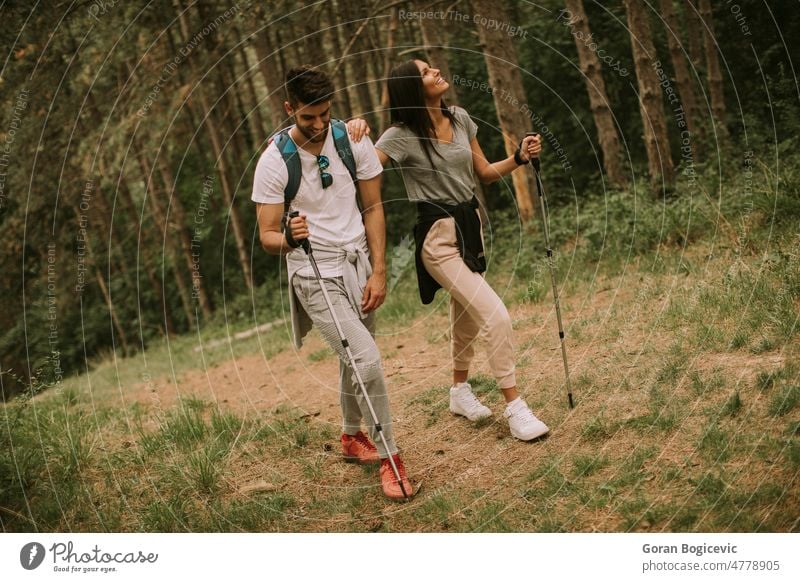 Ein paar Wanderer mit Rucksäcken gehen durch den Wald Natur wandern Rucksack Aktivität Trekking Junge Frau Freiheit Blätter Mann Mädchen Lifestyle Junger Mann