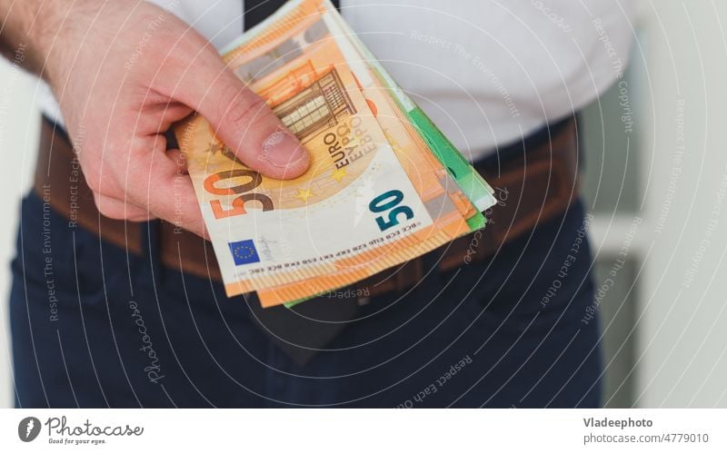 Detail von Mann Hände mit Geld, Euro-Noten Notizen Business Währung Bargeld Finanzen Banking Handel Gehalt Einkommen finanziell Vermögen Europäer Investition