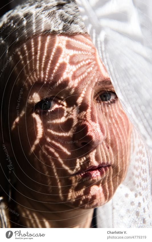 Gardinenschatten auf Frauengesicht | Nachdenklich Porträt Frauenporträt Gesicht Erwachsene schön Blick Blick in die Kamera feminin zeitlos Mensch Kopf Licht