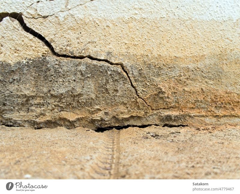 Risse und Ablösung von Betonboden und -wand abstrakt gealtert antik Architektur Pause Gebäude Zement Konstruktion Detailaufnahme dreckig Stock grau Boden hart