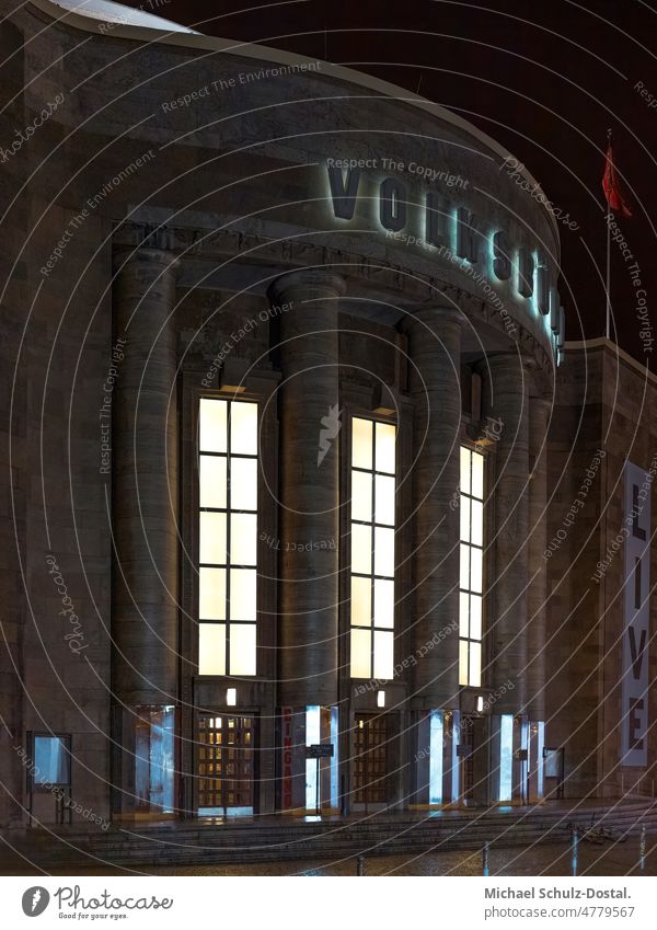 Nachtaufnahme des historischen Portals der Volksbühne Berlin berlin glas straße licht DEKO ELEGANZ ENG FASSADE FOTOKUNST GEBäUDE HöHE KLAR LINIE PLATZ SACHLICH