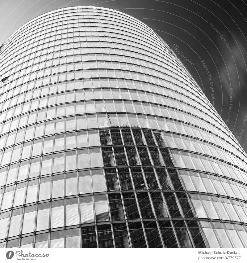 Spiegelung eines Hochhauses in einer runden Glasfassade eines Hochhauses berlin glas straße licht modern CENTER DEKO ELEGANZ ENG FASSADE FLUCHTPUNKT FOTOKUNST