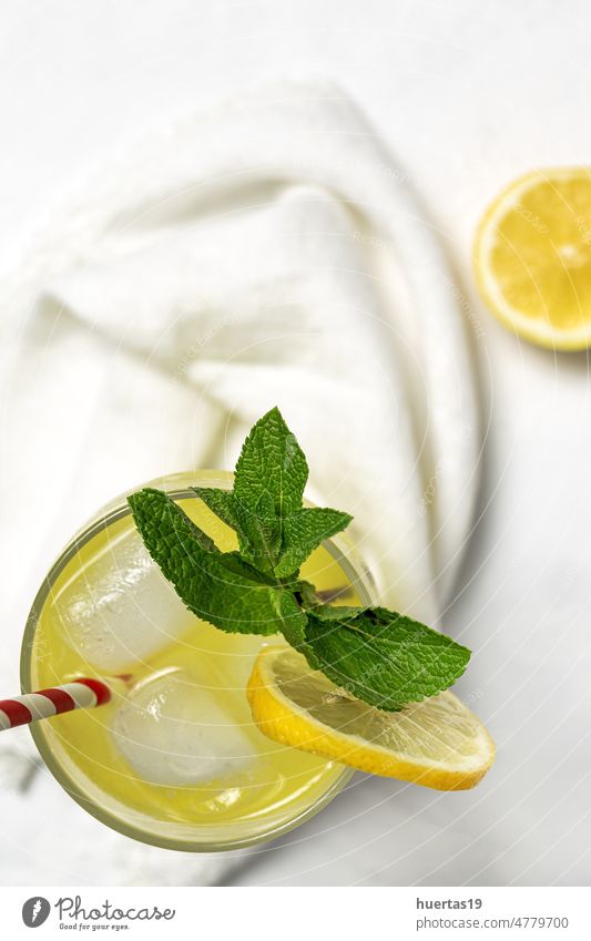 Frische Limonade oder Mojito-Cocktail mit Zitrone, Minze und Eis Getränk Kalk weiß Hintergrund trinken kalt Glas frisch Wasser Gesundheit gelb cool Erfrischung