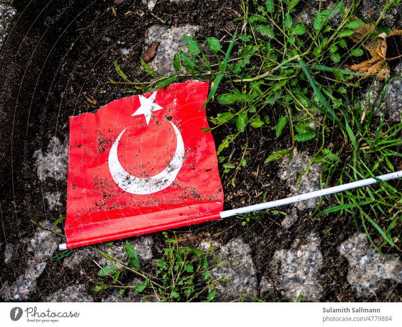 weggeworfene türkische Papierfahne fähnchen papierfahne rot-weiß Türkei Türkisch Halbmond dreckig weggeschmissen kaputt zerrissen schmutzig Müll Symbol