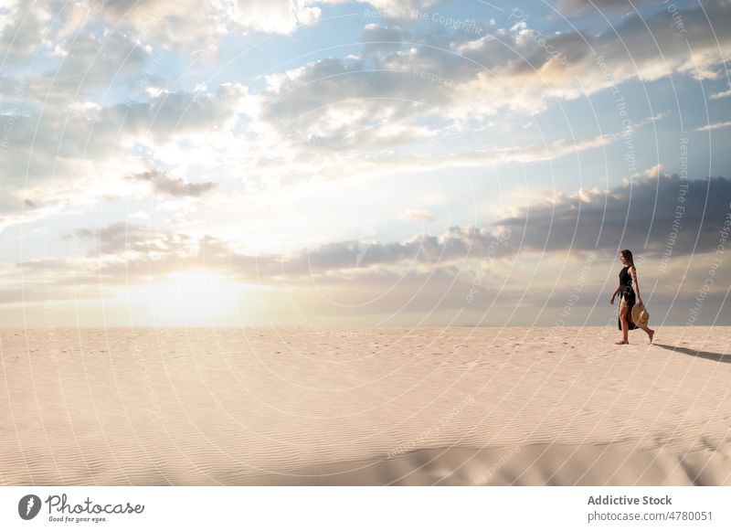 Wanderer in der Wüste bei Sonnenuntergang Tourist schlendern wüst Hügel Himmel erkunden Fernweh Natur Frau Landschaft Reisender wolkig Urlaub Ausflug Insel
