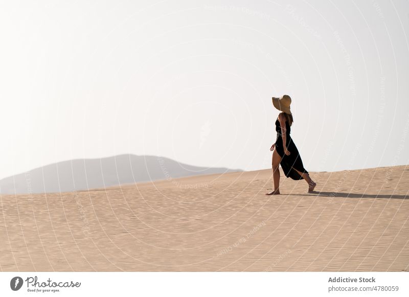 Wanderer in der Wüste bei Sonnenuntergang Tourist schlendern wüst Hügel Himmel erkunden Fernweh Natur Frau Landschaft Reisender Urlaub Ausflug Insel Spanien