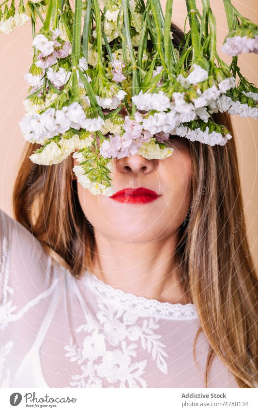 Anonyme Braut, die ihre Augen mit Blumen bedeckt Frau weißes Kleid Hochzeit Stil Anlass Blumenstrauß geblümt Augen abdecken Tierhaut Veranstaltung elegant